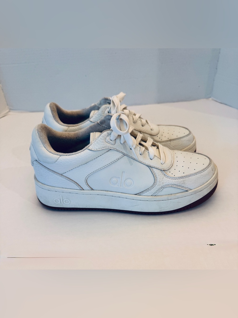ALO Yoga White Recovery Mode Woman Size 7.5 Men 6 Sneaker Shoes